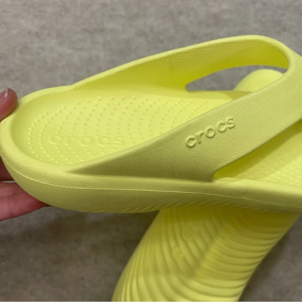 CROCS Mellow Recovery Sulphur Yellow Comfort Flip Flops Women's Size 10